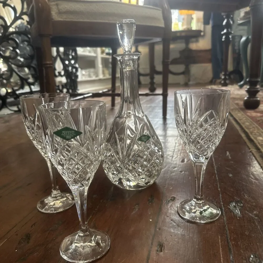 Shannon Crystal Designs of Ireland Lead Crystal Decanter/Stopper with 3 Glasses
